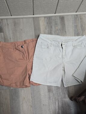 Classic Mid-Rise Bermuda Shorts in White and Dusty Pink - Unbranded